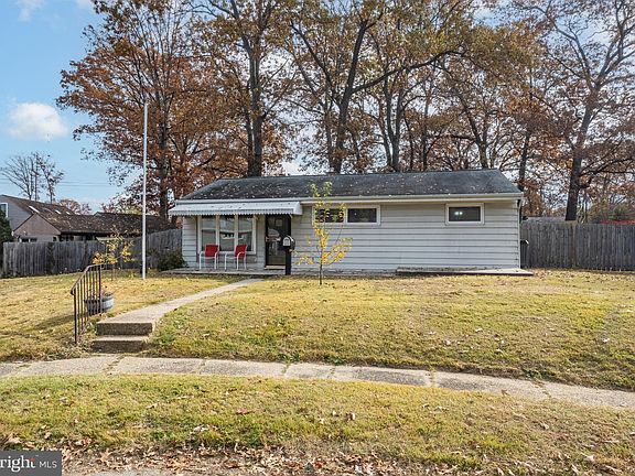 3rd image of 1103 Somerset Dr