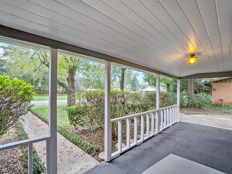 1110 Woods Dr — Photo 3