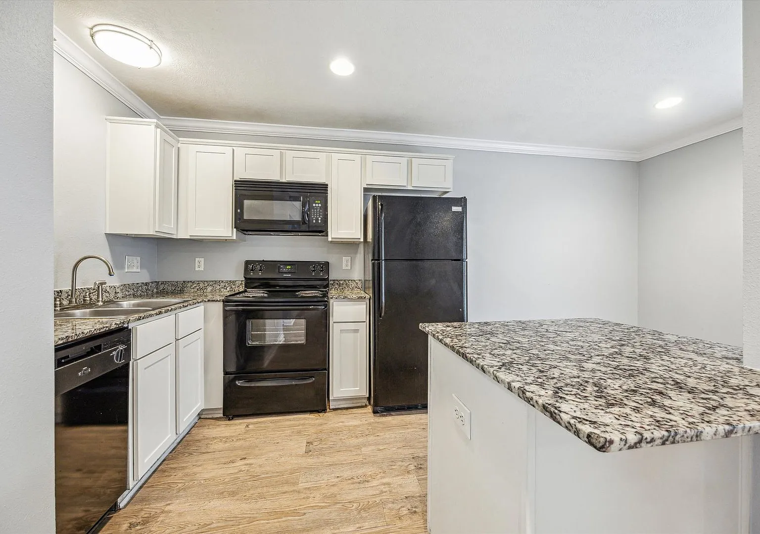 835 Heights — Photo 2