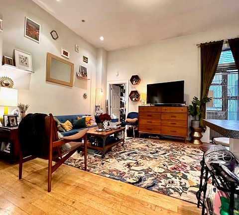 5th image of 322 W 101st St APT 3