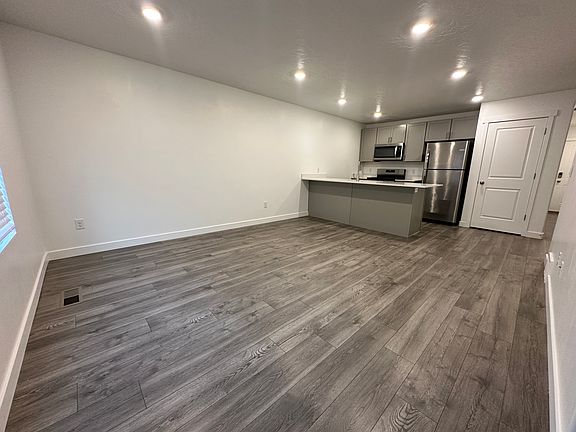 5th image of 1132 E Trident Dr