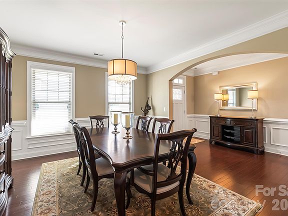 3rd image of 3016 Dunwoody Dr