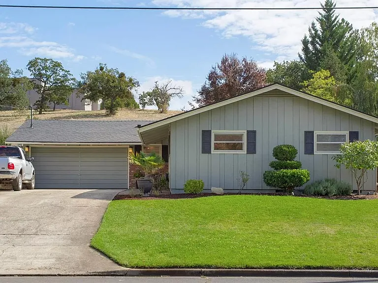549 Eastwood Dr — Photo 1