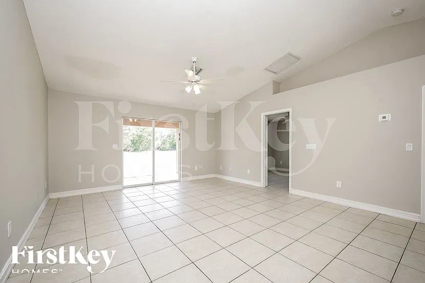 3 bed, 2.0 bath, 1158 sqft, $1,700 — Photo 3