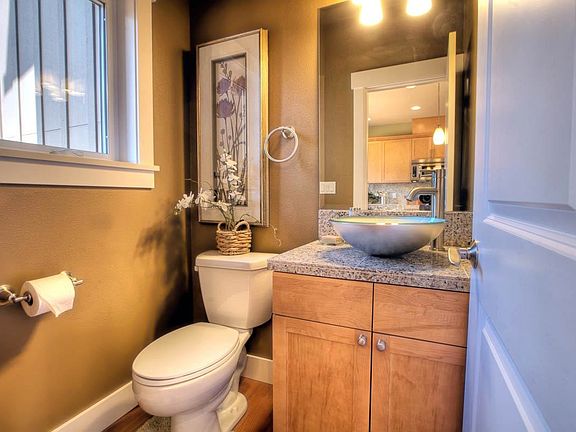 2nd floor 1/2 bath