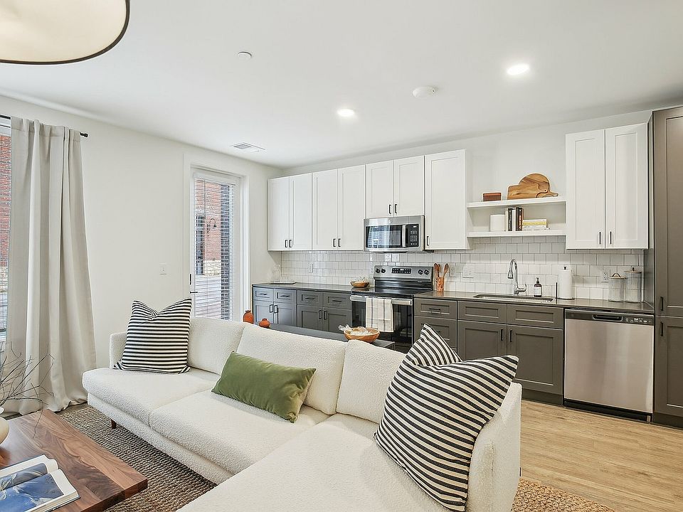 Studio Living Rm/Kitchen