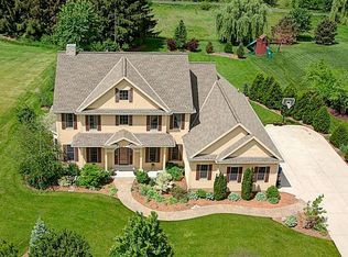 1115 Colonial Dr, Hartland, WI 53029