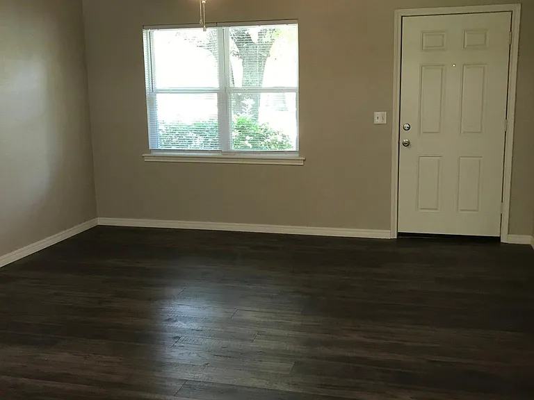 3411 N Market Ave — Photo 4