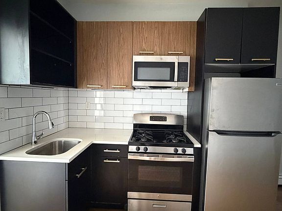 2nd image of 484 Mercer St #3L