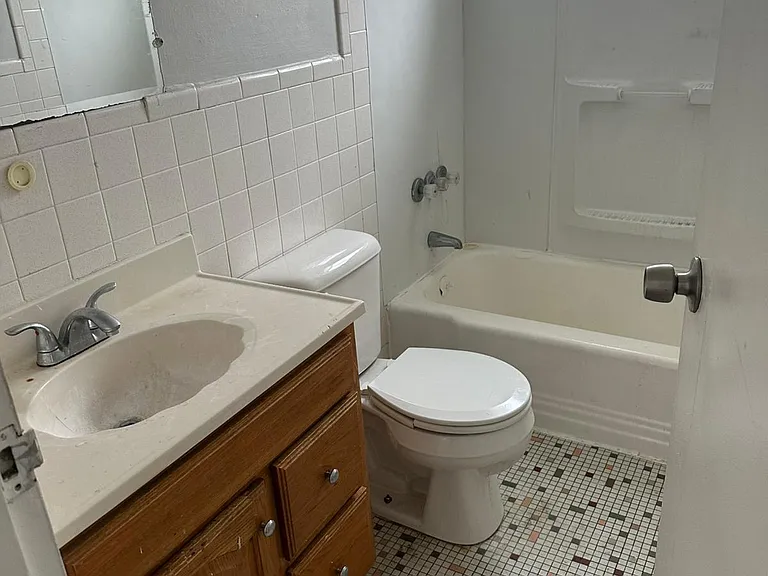 Silverlake Apartments — Photo 8