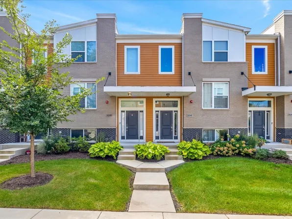 3S547 Everton Dr, Warrenville, IL 60555