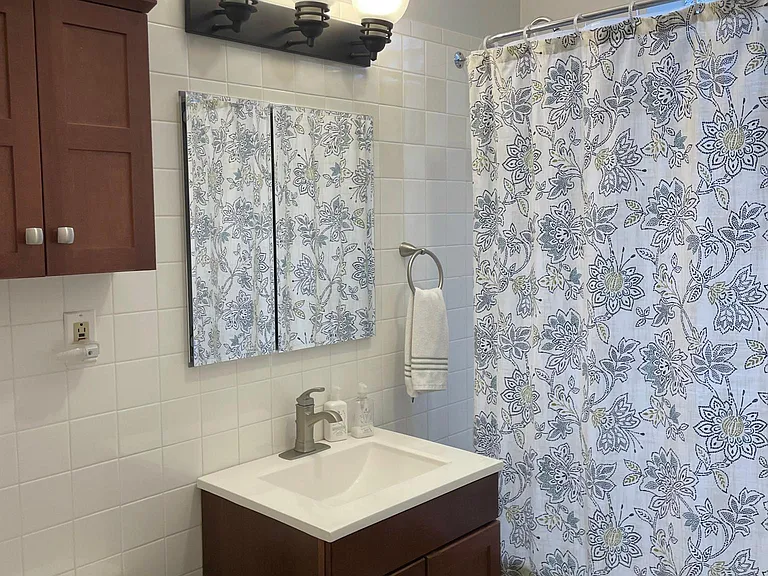 1644 W Farragut Ave #2 — Photo 14