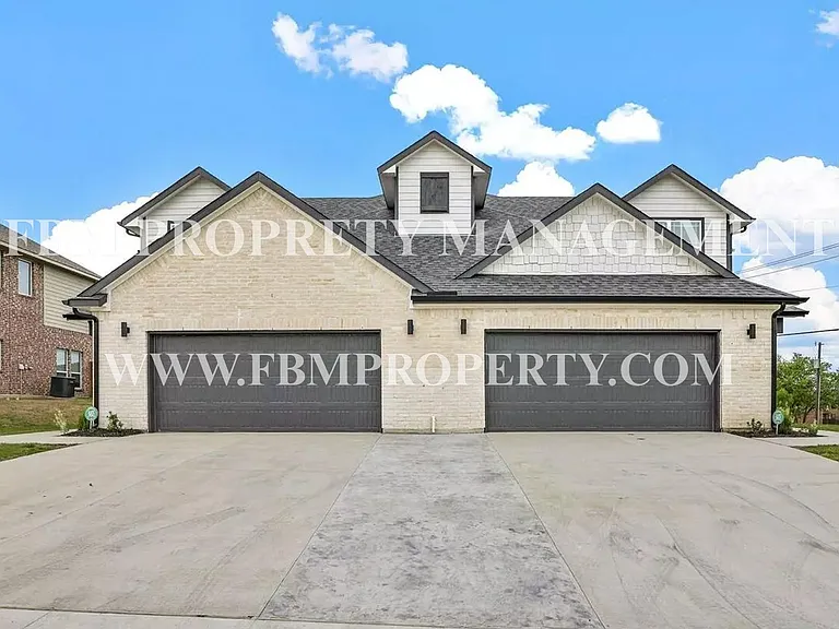 5018 Villas Dr — Photo 2