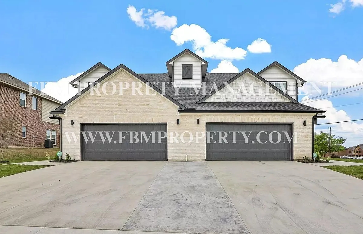 Building Photo - 5018 Villas Dr