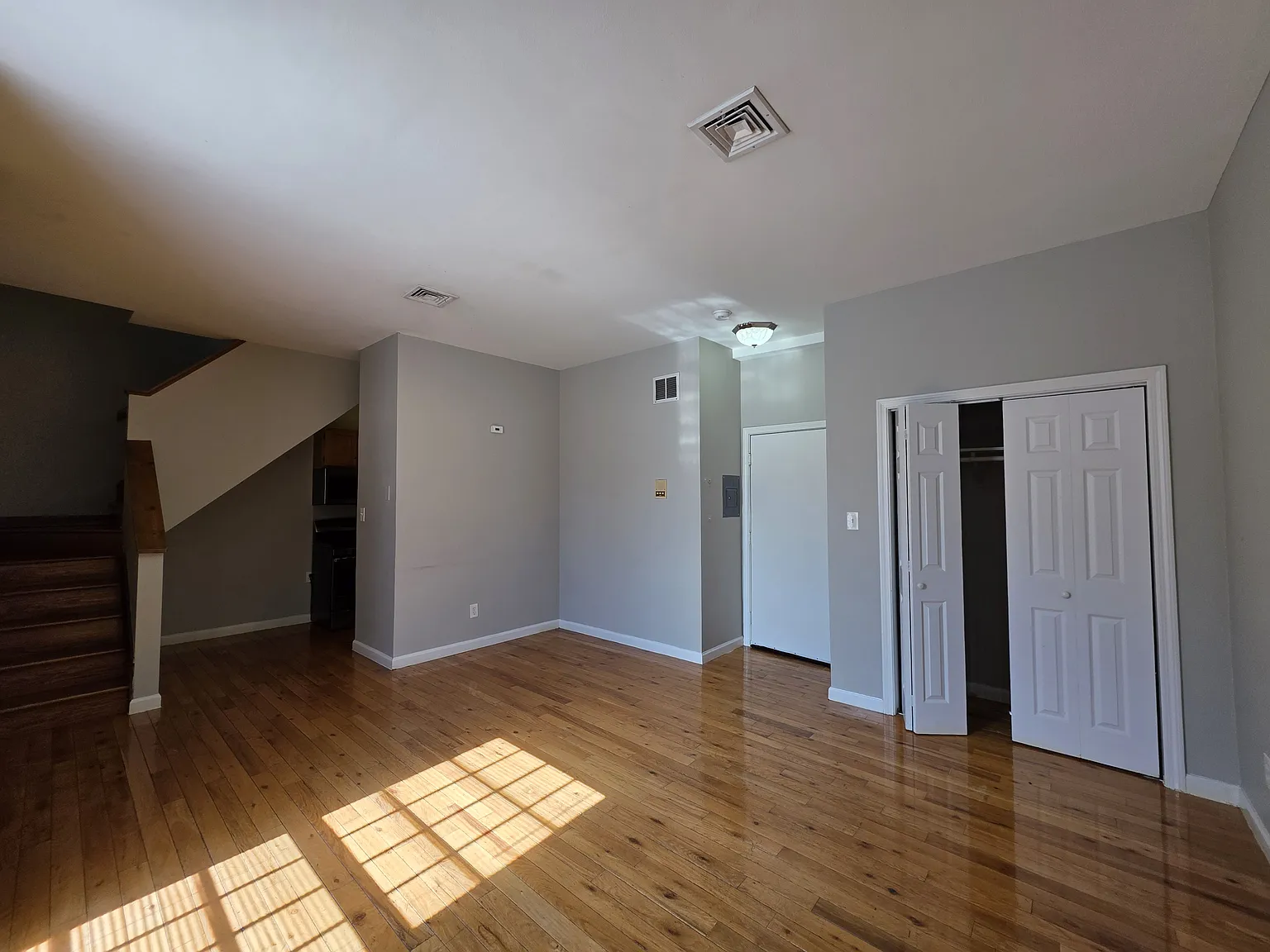 28 E Grand Ave — Photo 3