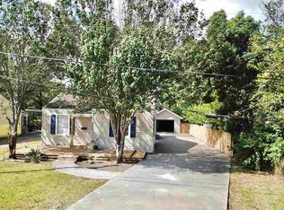 6879 Browning St, Groves, TX 77619