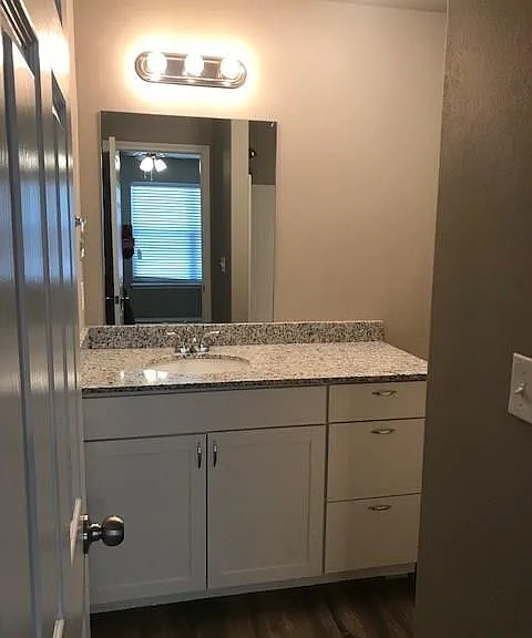 604 SW Loudon Dr #1 — Photo 10