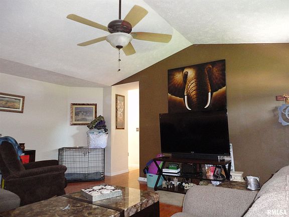 5th image of 810 Farris St