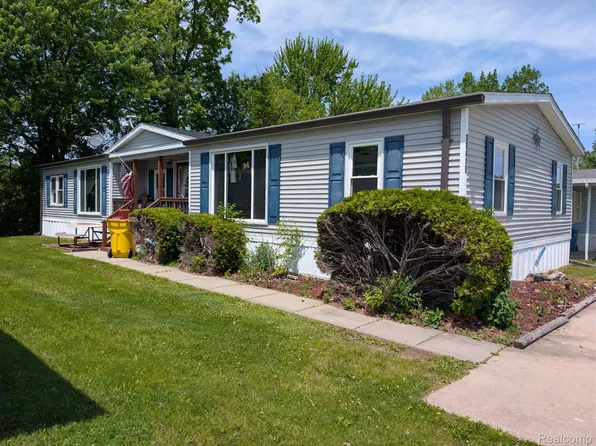 11410 N Lake Dr, Fenton, MI 48430