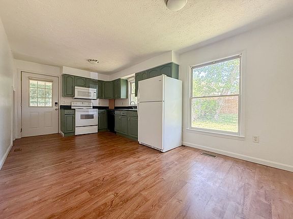 5th image of 263 Dyer Ave
