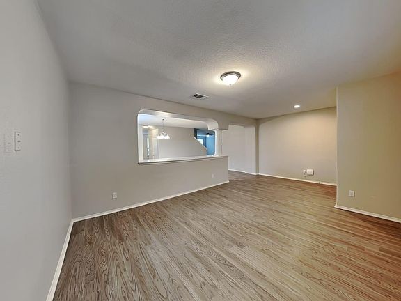 4th image of 4808 Woodstock Dr