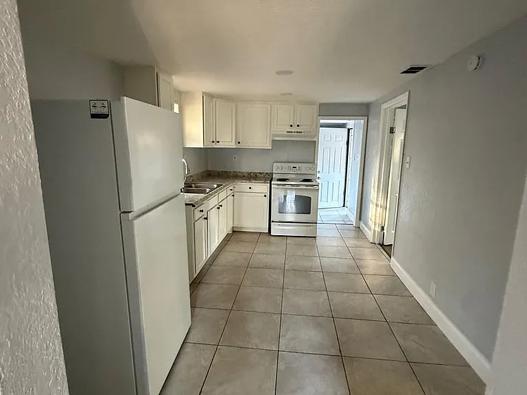 1024 W 8th St — Photo 4