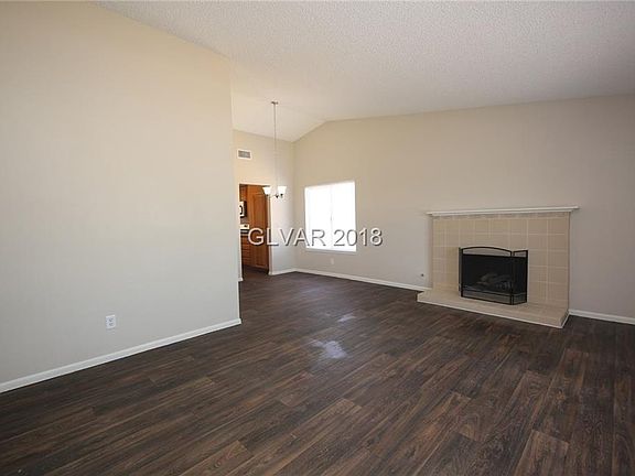 4th image of 300 Tamarack Dr