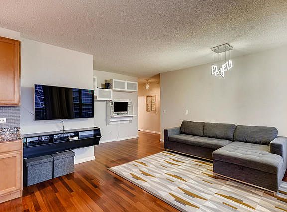 3rd image of 1717 S Prairie Ave APT 1904