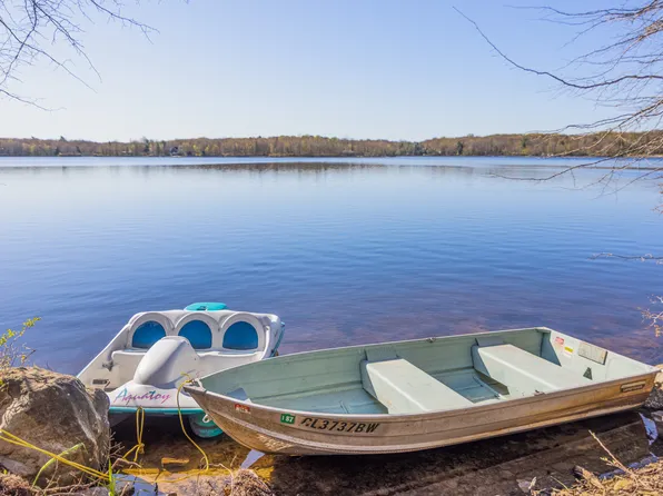 2195 N Estates Dr, Pocono Summit, PA 18346