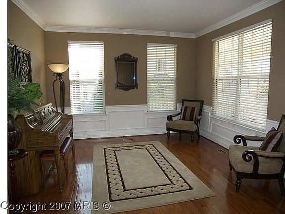 609 Buchanan Ct Living Room 9' ceiling