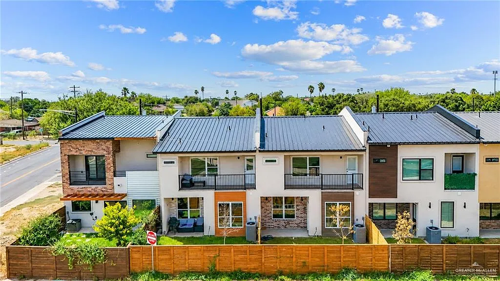 3 bed, 2.5 bath, 1676 sqft, $1,800 — Photo 1