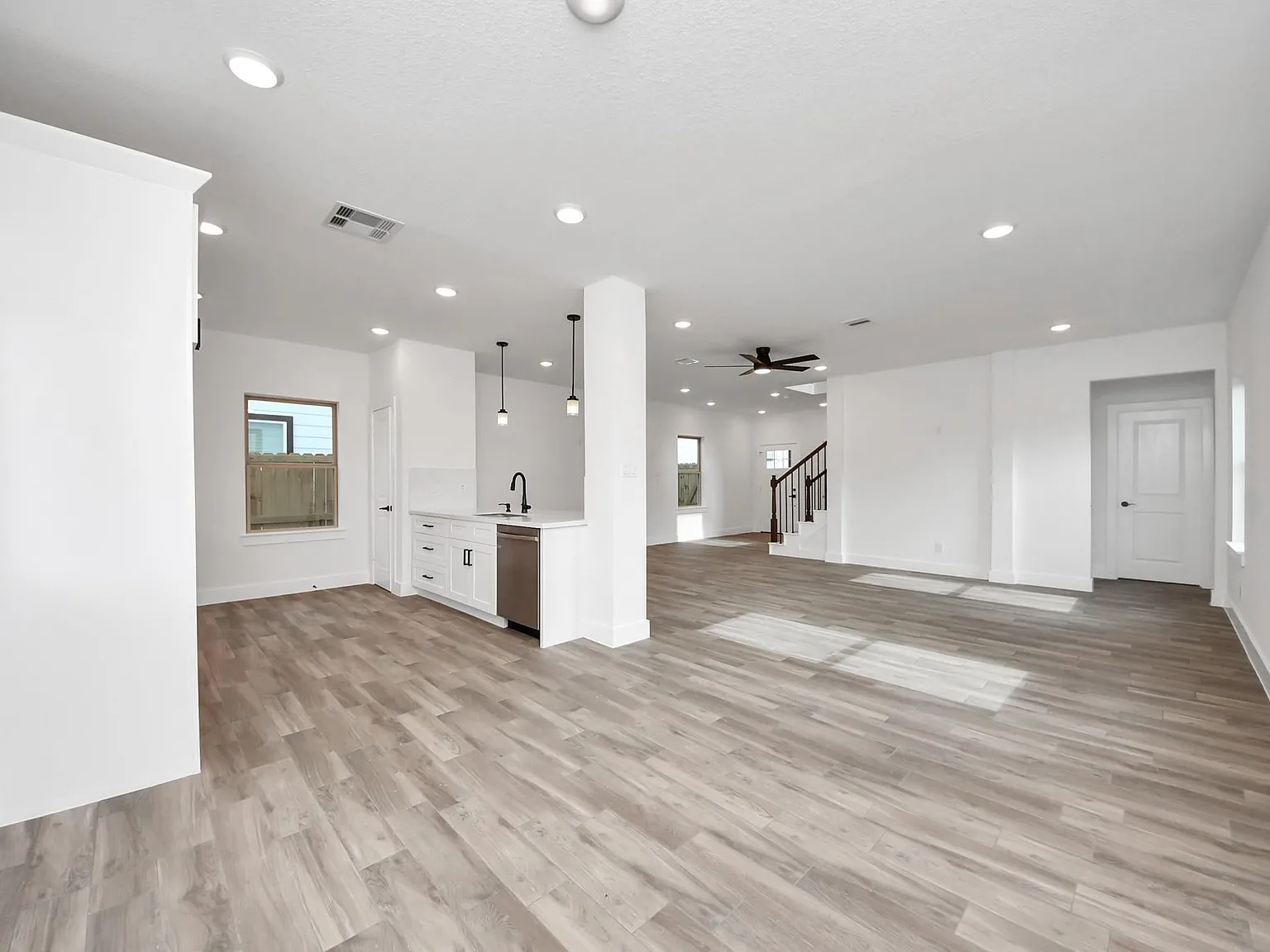 3 bed, 2.5 bath, 2071 sqft, $2,300 — Photo 4