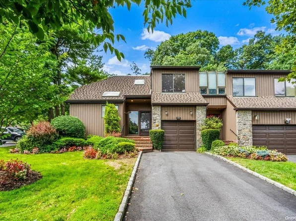 55 Center Court #55, Roslyn Heights, NY 11577