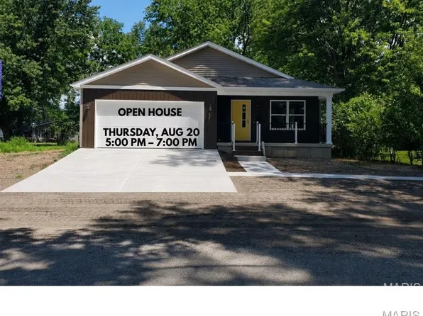 421 E Schuetz St, Lebanon, IL 62254
