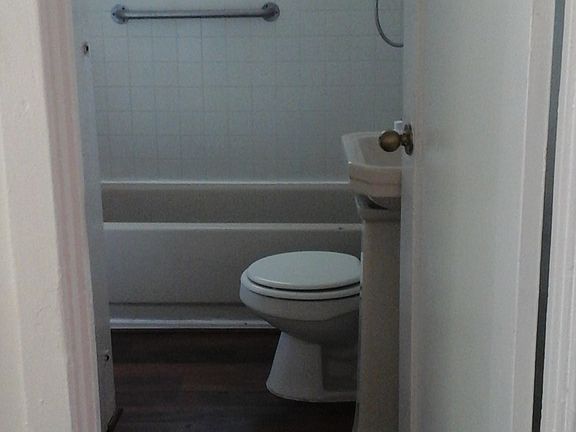 3rd image of 2958 Belden St