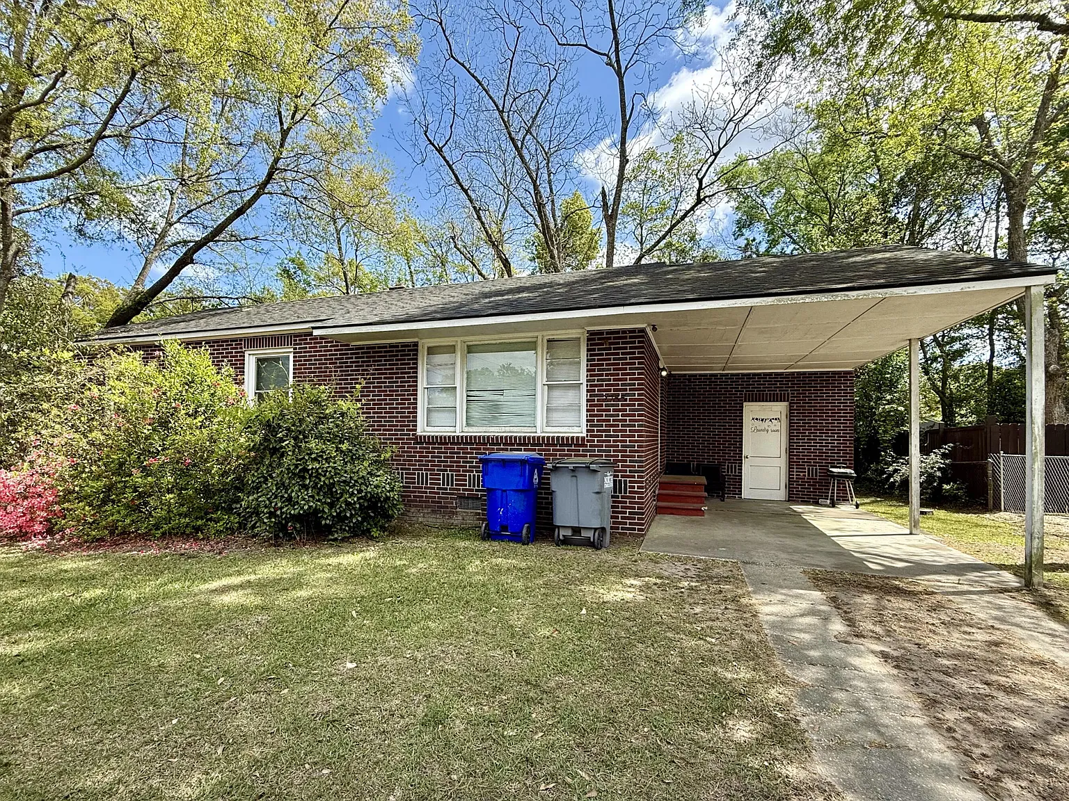 3 bed, 1.0 bath, 1025 sqft, $1,595 — Photo 2