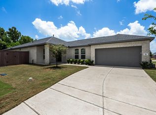 310 Barred Owl Ct, Clute, TX 77531