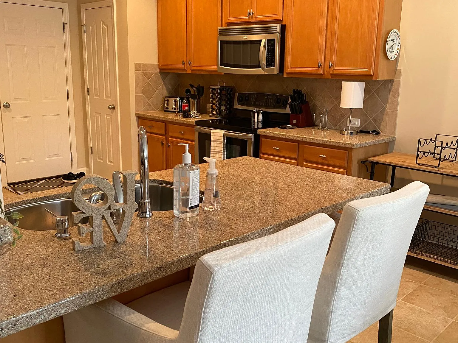 3 bed, 2083 sqft, $3,400 — Photo 2