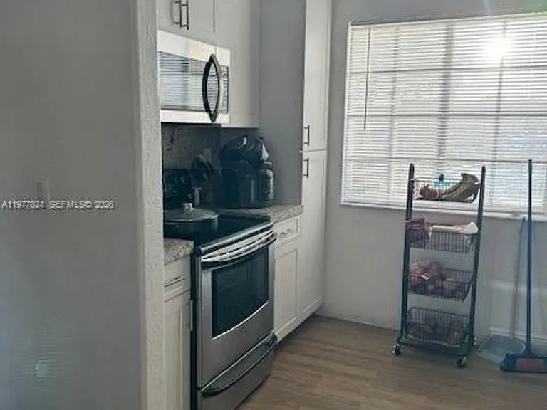1325 W 4th Ln — Photo 2