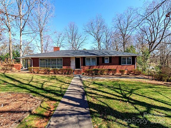 2nd image of 207 Oak Dr