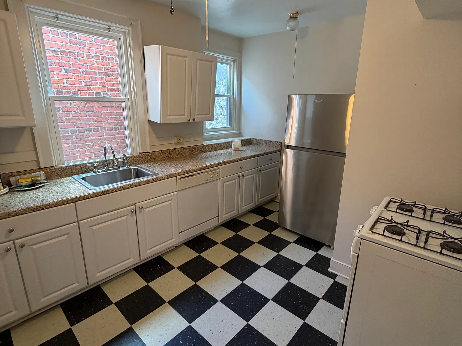 3 bed, 1200 sqft, $1,850 — Photo 4