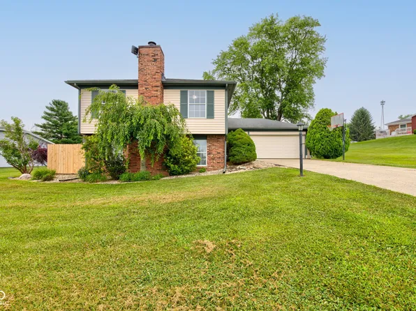 1925 E Woodside Village Dr, Connersville, IN 47331