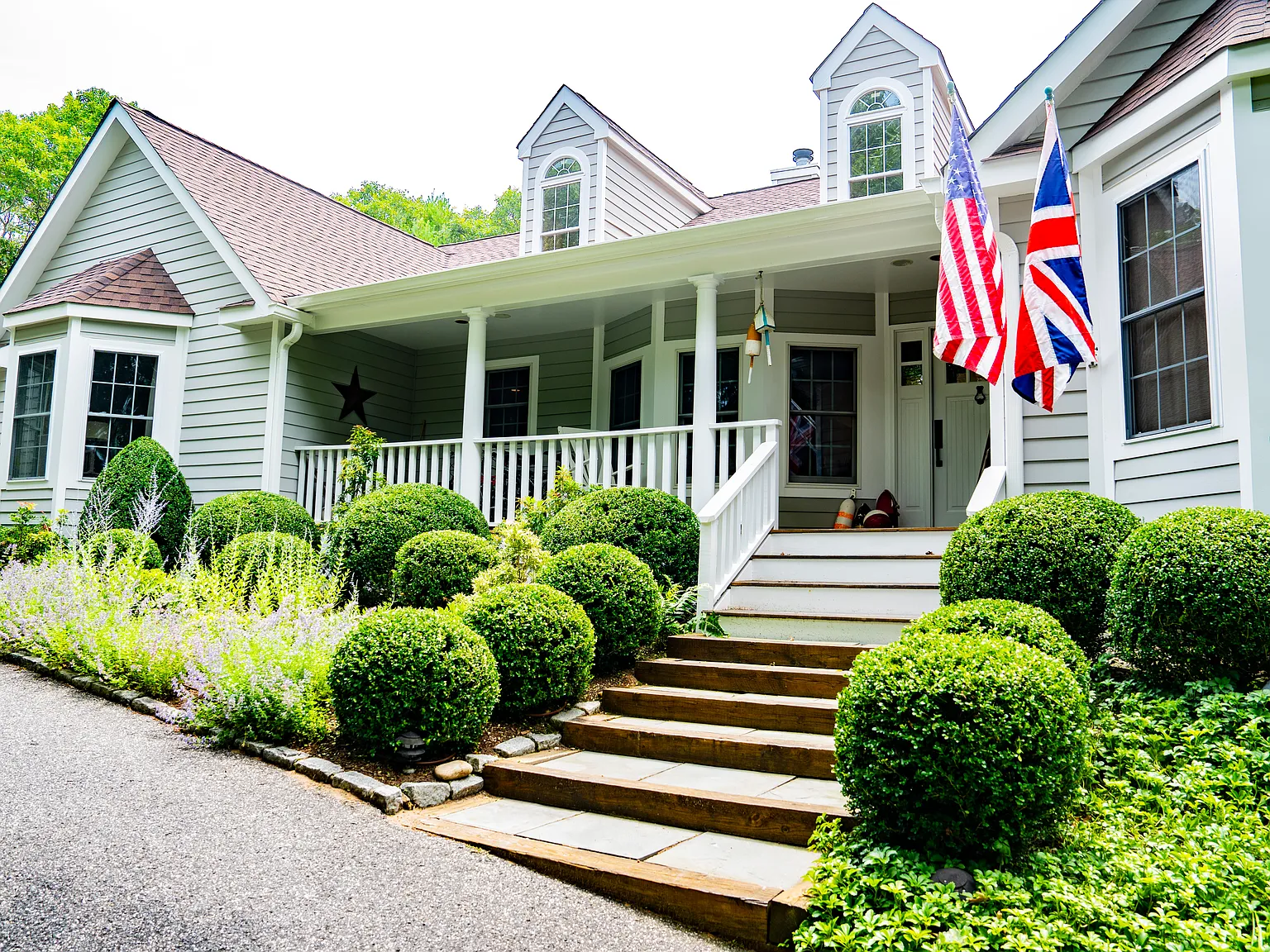 Gorgeous Wainscott Traditional! — Photo 3