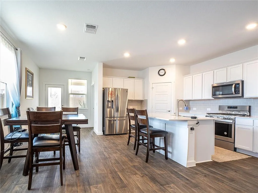 4 bed, 3.0 bath, 2322 sqft, $2,500 — Photo 4