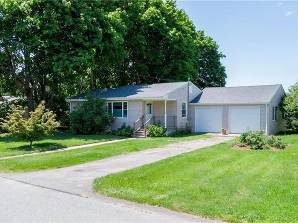 52 Stage Coach Rd, Portsmouth, RI 02871