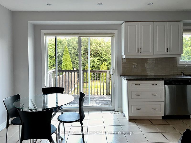 Oakville Townhouse for rent - 3 Bedrooms — photo 2