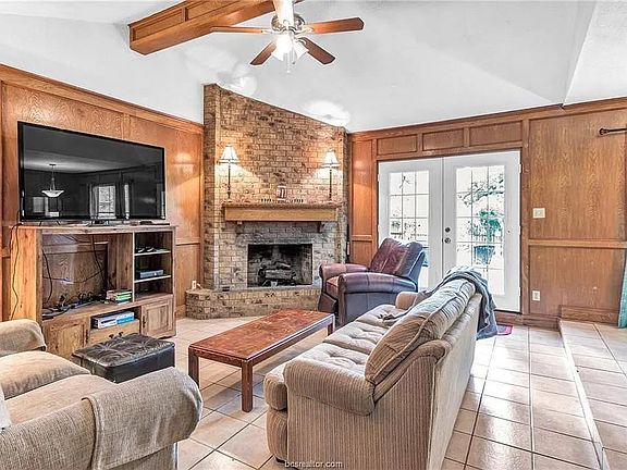 3rd image of 1306 Hardwood Ln