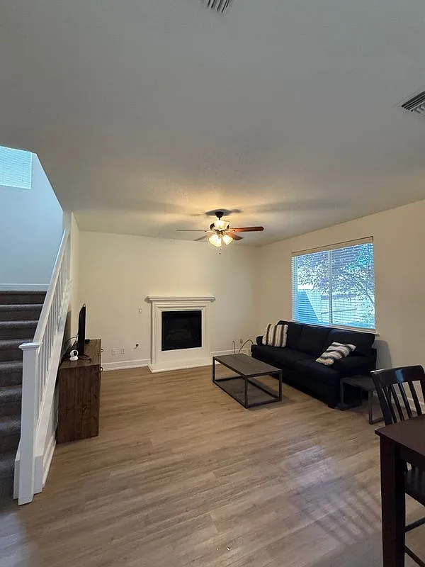 4 bed, 2.5 bath, 1727 sqft, $2,600 — Photo 4
