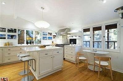 5th image of 3045 N Beachwood Dr