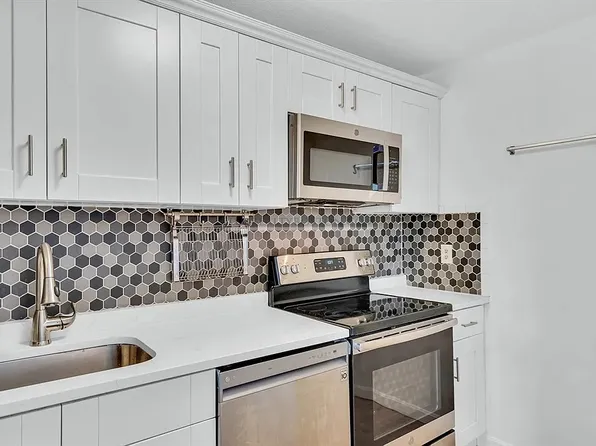 125 Trapelo Rd APT 12, Belmont, MA 02478